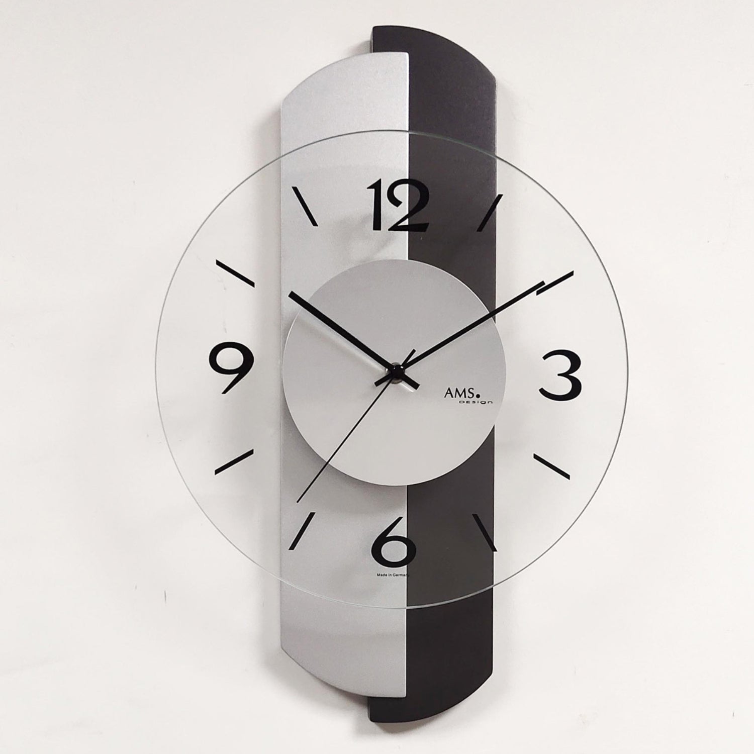 Horloge murale avec cadran argenté et cadre en bois anthracite, logo AMS