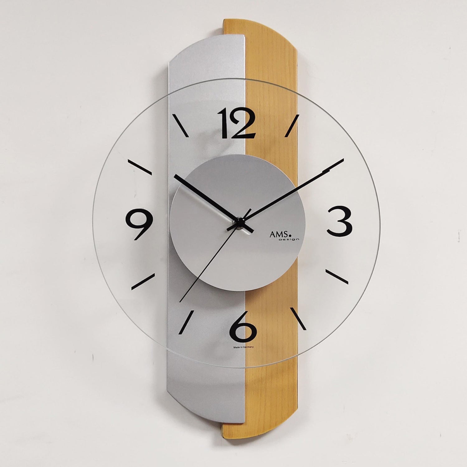 Horloge murale avec cadran rond, boîtier en bois et aiguilles noires, chiffres 12/3/6/9.
