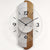 Horloge murale avec cadran clair, aiguilles noires et cadre en bois de chêne