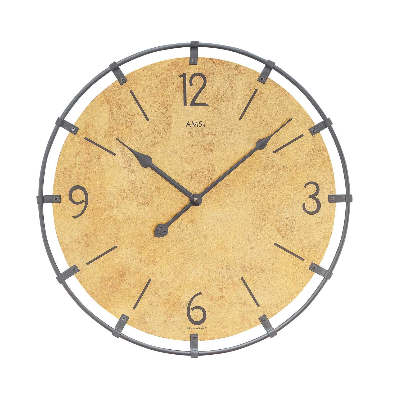 Horloge murale ronde avec cadran en laiton, aiguilles et chiffres noirs, bordure grise