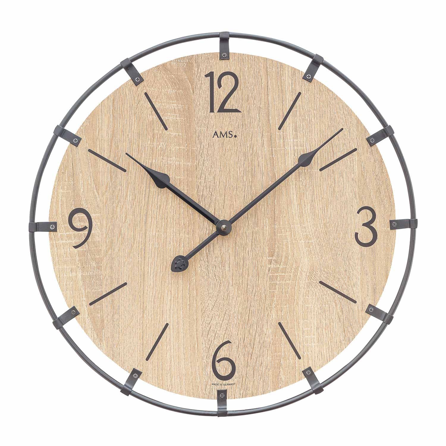 Horloge murale Sonoma avec cadran en bois, anneau en métal et aiguilles noires, logo AMS