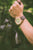 Montre bracelet pour homme au poignet avec boîtier en bois d'érable et bracelet en cuir marron