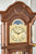 Façade d'horloge grand-mère avec grand cadran et chiffres romains, cadre décoratif en bois
