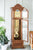 Enfilade en bois avec porte latérale ouverte et mécanisme de pendule visible