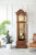 Enfilade en bois avec façade vitrée et mécanisme de frappe doré à l'intérieur