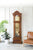 Enfilade en bois marron avec cadran en verre, mouvement de pendule doré à l'intérieur