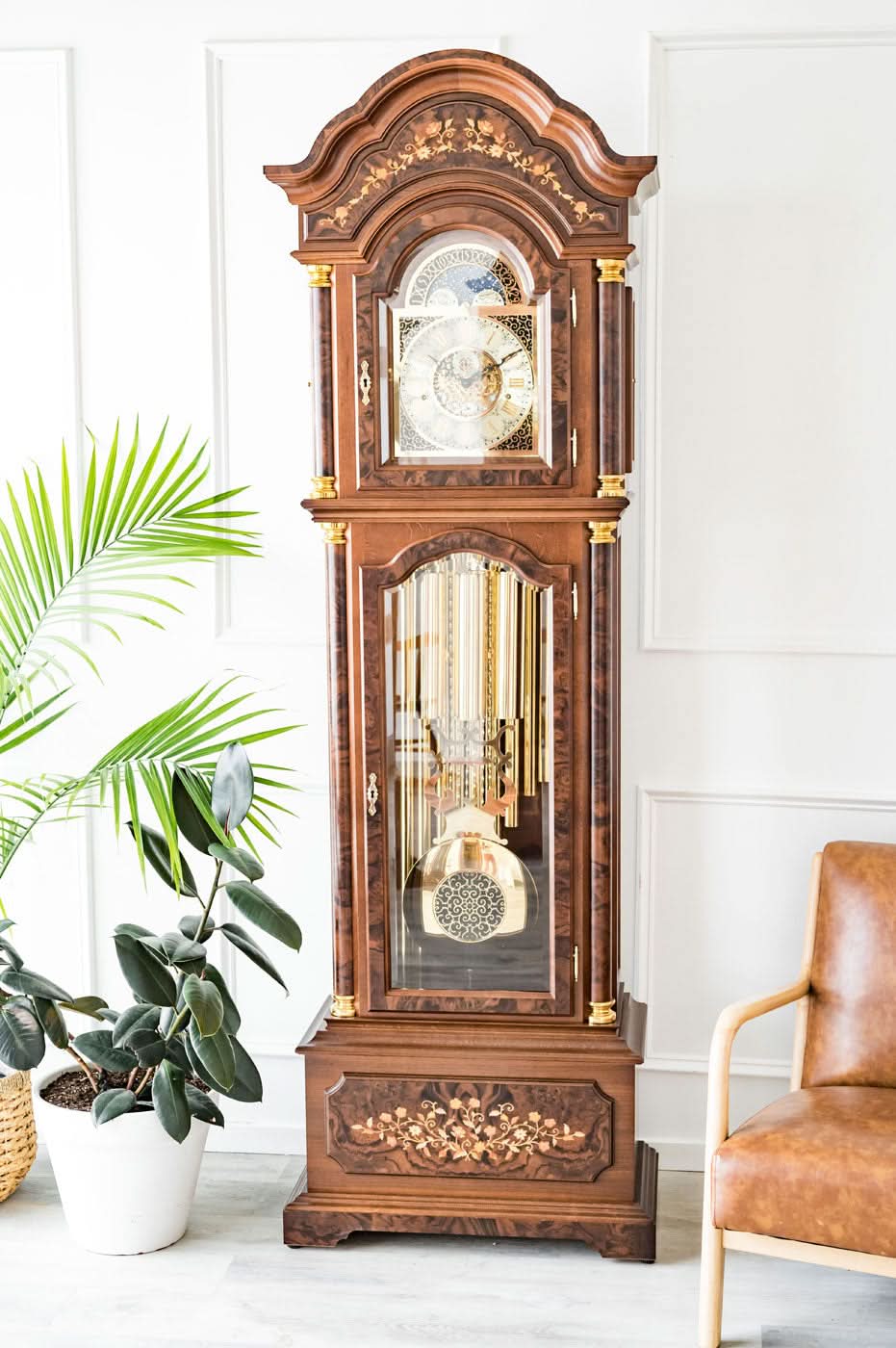 Enfilade en bois avec boîtier sculpté et cadran ouvert visible à travers le verre