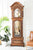 Enfilade en bois avec boîtier sculpté et cadran ouvert visible à travers le verre