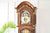 Ornement de dessus de pendule en bois avec arc rond, ornements dorés et cadran visible