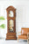 Enfilade en bois avec corps incurvé, façade en verre et balancier visible.