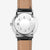 Fond de montre pour homme avec gravure, boîtier rond argenté, bracelet en cuir marron
