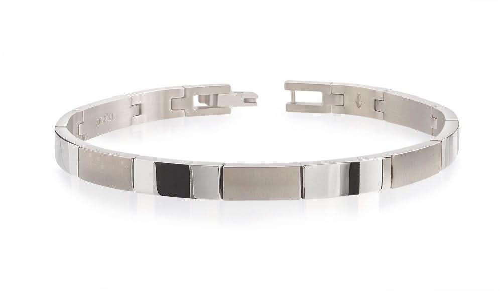 Bracelet en titane avec maillons polis et fermoir à clip, couleur argent
