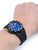 Luminox Herrenarmbanduhr am Handgelenk: schwarzes Band, blaues Zifferblatt mit Leuchtmarkierungen