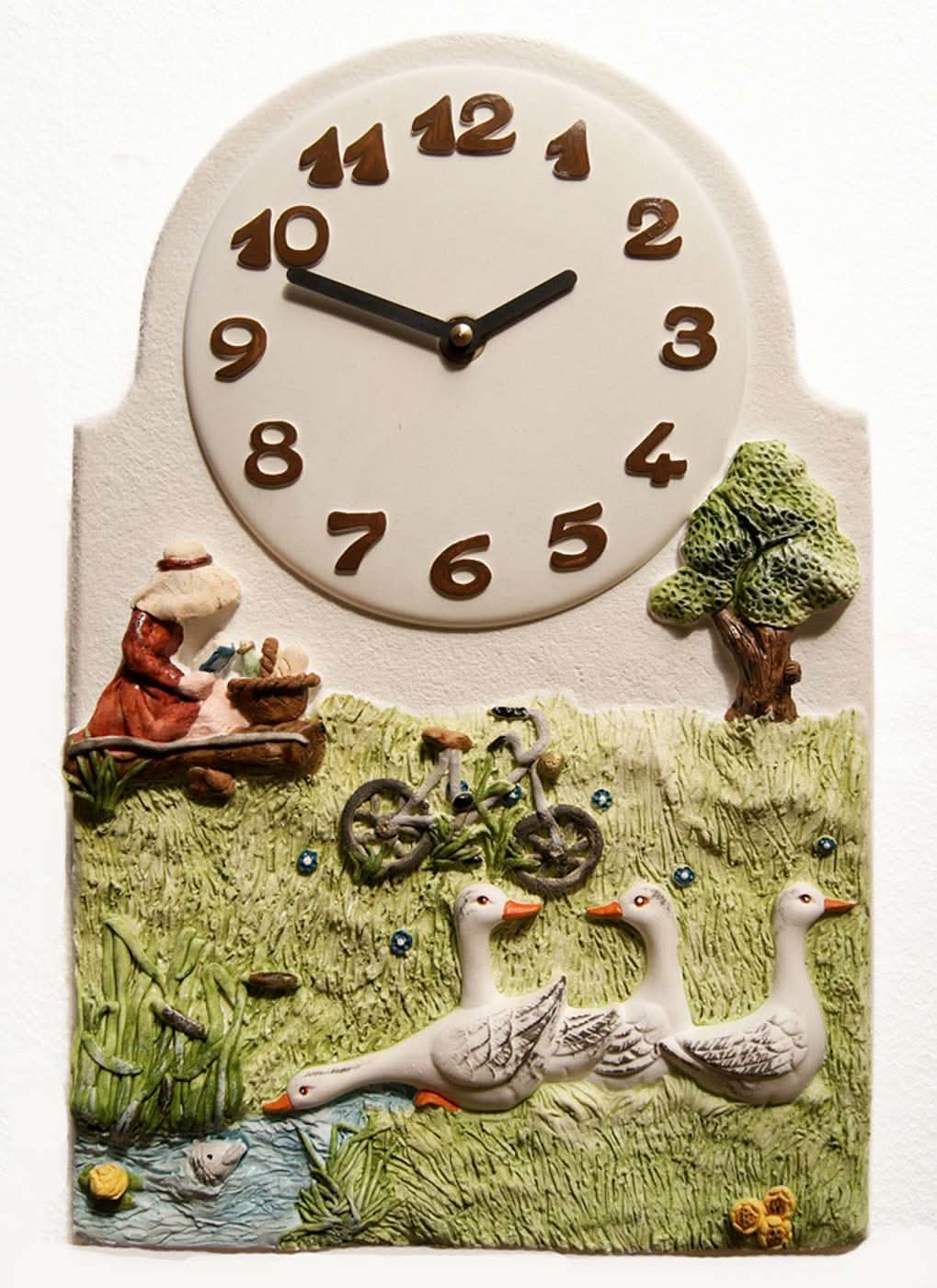 Horloge murale en céramique avec motif de paysage et chiffres romains, aiguilles marron