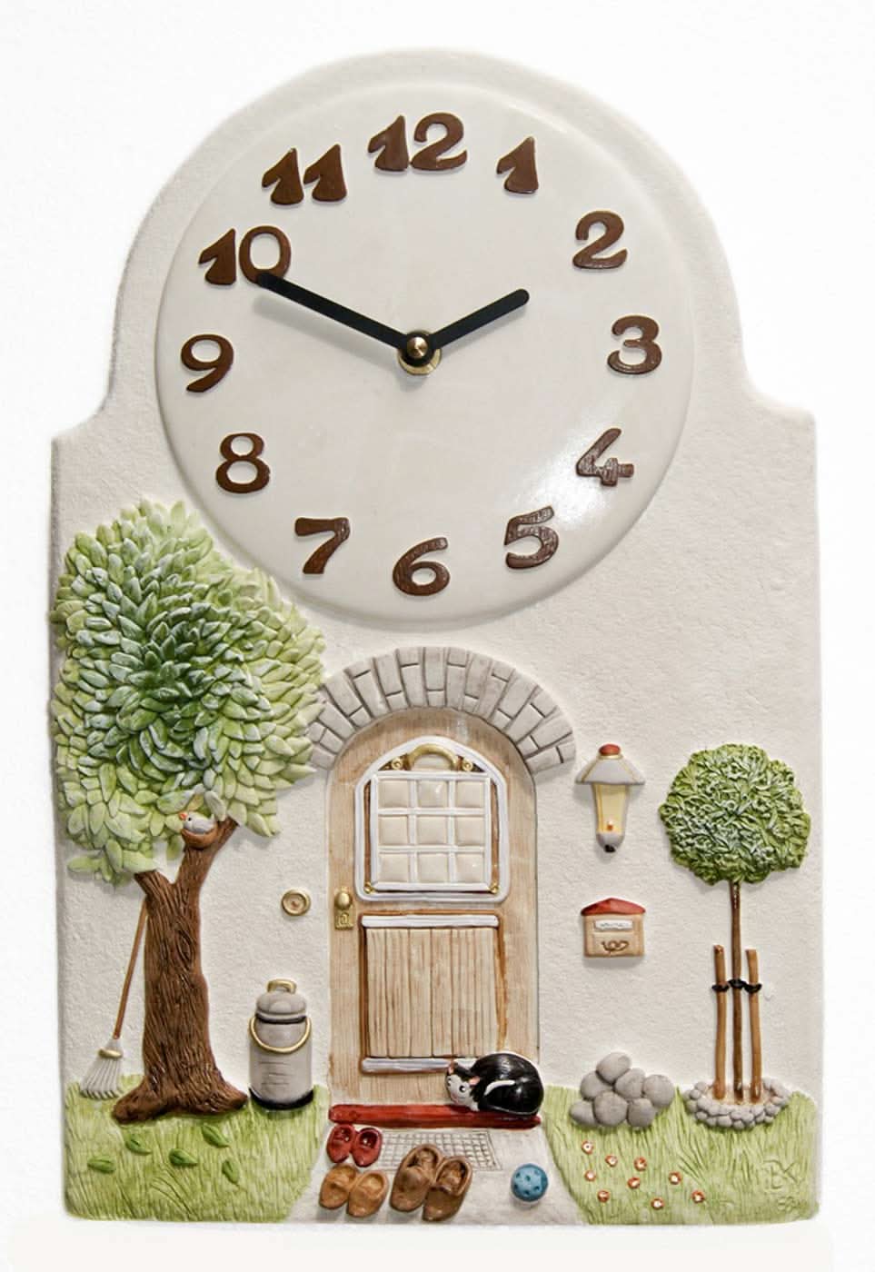 Horloge murale en céramique artificielle avec motif de maison, chiffres romains, arbre vert et mécanisme d'horlogerie noir