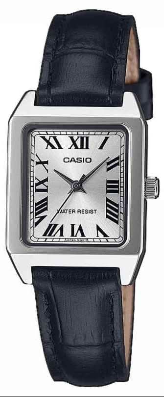 Montre Casio pour femme : boîtier rectangulaire en acier inoxydable, bracelet en cuir bleu foncé, affichage analogique.