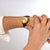Damenuhr Festina am Handgelenk mit braunem Lederarmband und goldfarbenem Gehäuse
