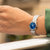 Damenuhr am Handgelenk: blaues Zifferblatt, silbernes Metallarmband