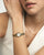 Mockberg Heritage Damenarmbanduhr, goldfarbenes Metallarmband und weißes Zifferblatt in Nahaufnahme