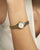 Mockberg Heritage Damenarmbanduhr mit goldfarbenem Metallband, weißem Zifferblatt