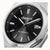 Herrenuhr mit schwarzem Zifferblatt, Ingersoll-Schriftzug und Datumsanzeige am Rand