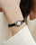 Mockberg Damenarmbanduhr mit ovalem Zifferblatt und schwarzem Lederband am Handgelenk