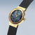 Montre pour femme avec boîtier rond doré, cadran bleu et bracelet milanais noir.