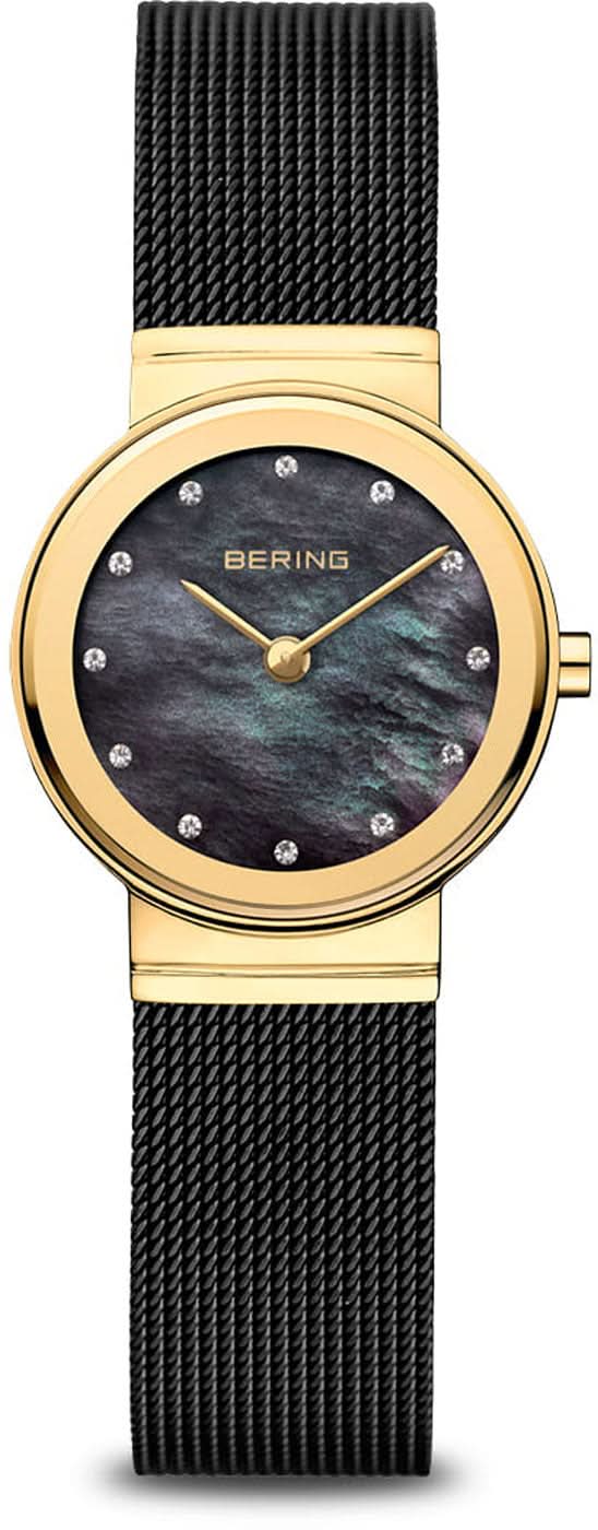 Montre pour femme avec cadran bleu foncé, boîtier doré et bracelet milanais noir.