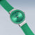 Montre ronde pour femme avec cadran vert, lunette argentée et bracelet vert