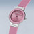 Montre pour femme de profil avec bracelet rose et cadran rond couleur rosé