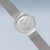 Montre femme avec cadran rond argenté et bracelet milanais en métal, vue de dessus