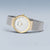 Montre pour femme avec cadran argenté, lunette dorée et bracelet milanais