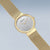 Montre Bering pour femme avec lunette dorée, cadran argenté et index dorés
