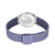 Montre pour femme avec bracelet milanais violet et fermoir ; fond en acier inoxydable visible.
