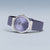 Montre pour femme avec bracelet milanais violet, lunette argentée et cadran bleu avec index.