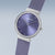 Montre pour femme avec bracelet milanais violet et cadran bleu ; lunette et aiguilles rondes.