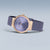 Montre pour femme avec boîtier rond, cadran bleu et lunette or rose, bracelet milanais