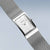 Damenuhr mit silbernem Milanaise-Armband und rechteckigem Gehäuse, Seitenansicht