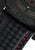 Gros plan : bracelet en caoutchouc noir avec motif fin et surpiqûre rouge décorative
