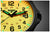 Gros plan d'une montre pour homme : cadran jaune avec index lumineux verts et boîtier noir