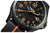 Montre homme gros plan : cadran noir, aiguilles orange, index luminescents verts, bracelet noir