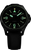 Montre homme avec cadran noir, index lumineux verts et affichage de la date « 83 »