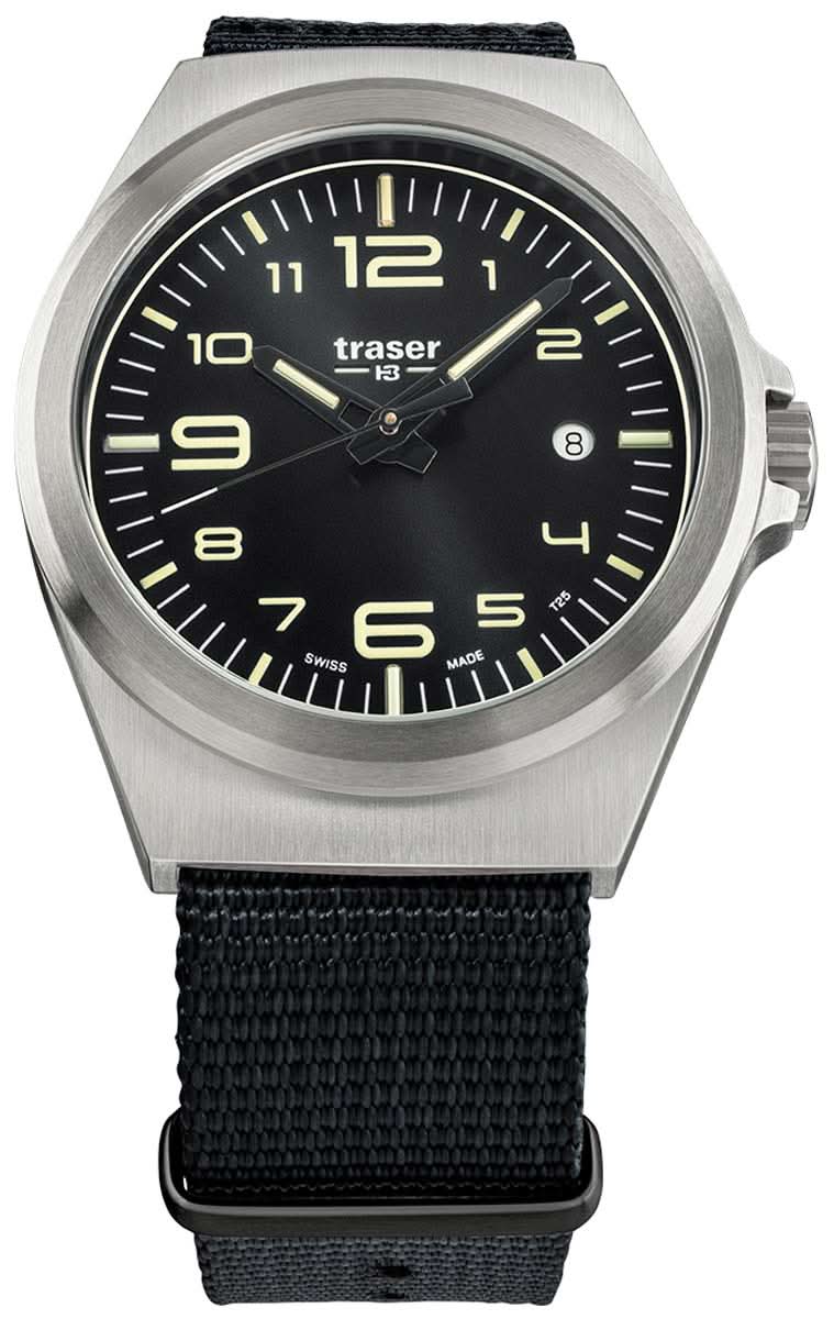 Montre homme : boîtier argenté, cadran noir, bracelet textile noir.