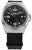 Montre homme : boîtier argenté, cadran noir, bracelet textile noir.