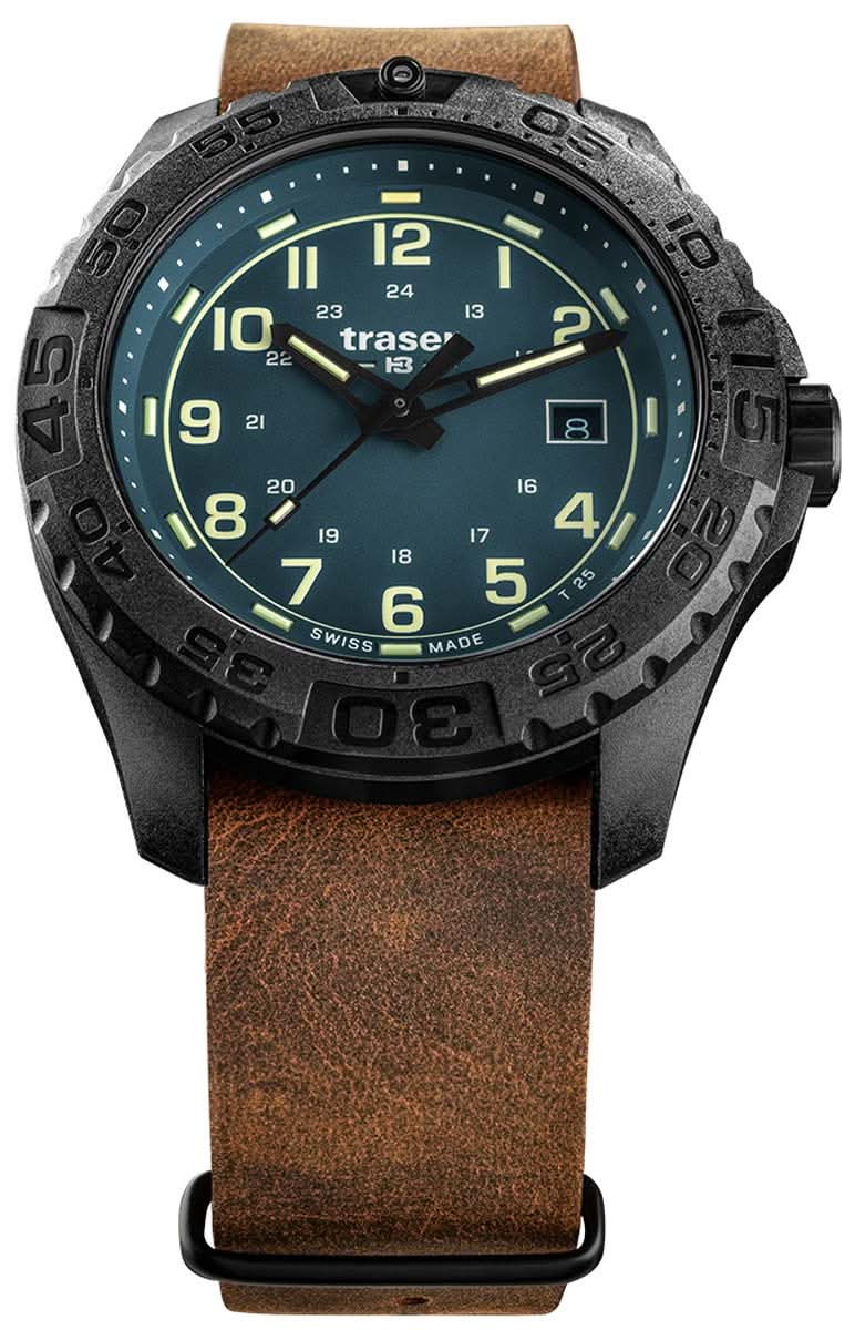 Traser Herrenarmbanduhr: braunes Lederband, schwarzes Gehäuse, grün leuchtendes Ziffernblatt