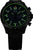 Bracelet de montre pour homme en métal noir, cadran sombre avec chiffres luminescents verts.