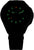Gros plan d'une montre pour homme : cadran sombre avec index lumineux verts, bracelet noir