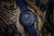Bracelet de montre pour homme avec cadran bleu, bracelet textile bleu et index luminescents verts