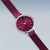 "Montre femme : cadran rond violet avec index, bracelet milanais bordeaux"