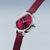 Montre femme avec bracelet milanais bordeaux et boîtier argenté, vue en biais